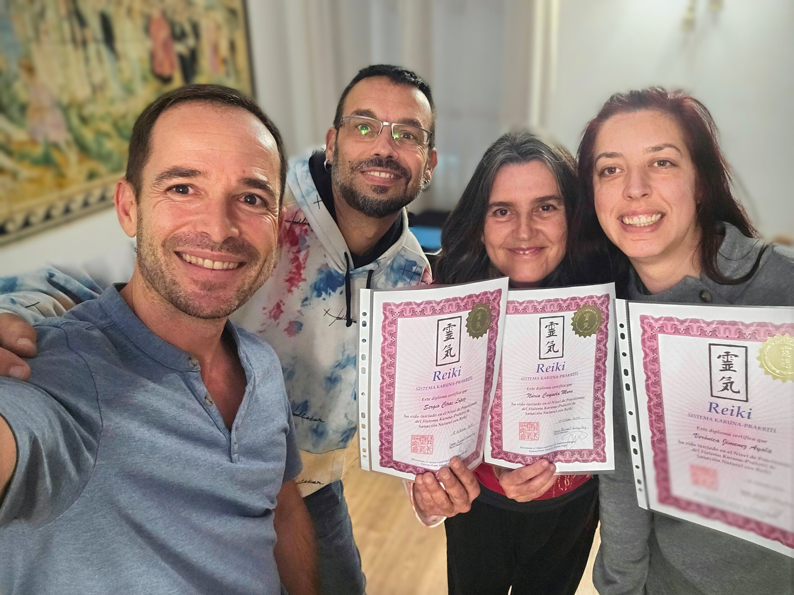 Alumnos del curso de Reiki Karuna-Prakriti con sus diplomas en Reiki Lloret