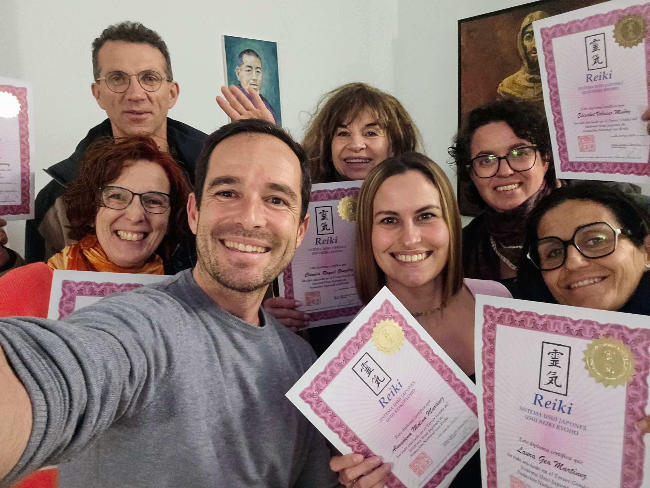 Alumnos de los cursos de Reiki con sus diplomas en Reiki Lloret