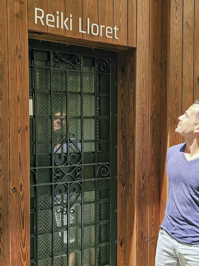 Joan frente a la entrada del centro Reiki Lloret en Lloret de Mar