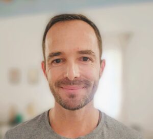 Joan Bernat durante una sesión individual de Reiki